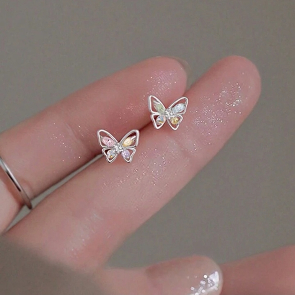 🦋🦋NEW🦋🦋 PRETTY!! CZ Dainty Butterfly Stud Earrings in 925 SILVER
